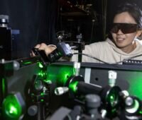 Im Bild Dr. Genghua Yan, die den Mechanismus der Rekombination in Perowskit-Solarzellen mit Photolumineszenz-Messungen aufgeklärt hat.