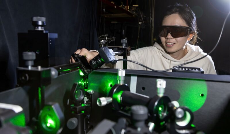 Im Bild Dr. Genghua Yan, die den Mechanismus der Rekombination in Perowskit-Solarzellen mit Photolumineszenz-Messungen aufgeklärt hat.
