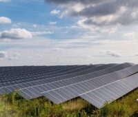 Im Bild ein Solarpark, die enorme Menge an PV erfordert in Zukunft neue Recycling-Strategien für Photovoltaik-Module.