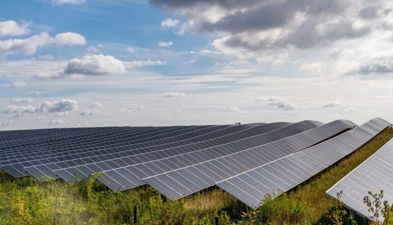 Im Bild ein Solarpark, die enorme Menge an PV erfordert in Zukunft neue Recycling-Strategien für Photovoltaik-Module.