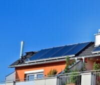 Zu sehen ist eine Solarthermie-Anlage. Das Forum Grüne Wärme fordert, bis 2030 mehr als 6 Millionen thermische Solaranlagen, knapp 6 Millionen Wärmepumpen und gut 1 Millionen Pelletskessel in Deutschland zu installieren.