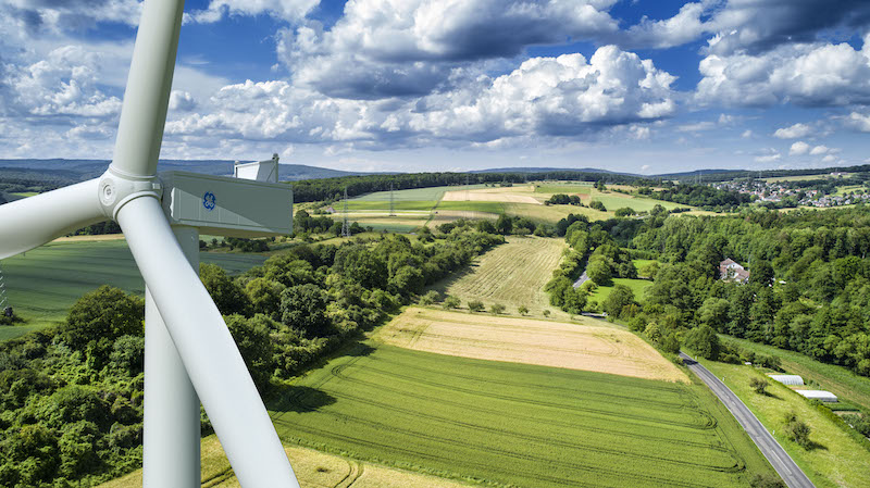 Windrad und Landschaft von oben