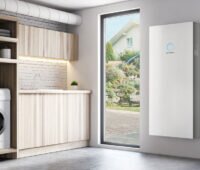 Küche mit Balkontür und Sonnen-Batterie an der Wand