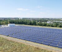 Luftbild der SOlarthermieanlage der Stadtwerke in Senftenberg.