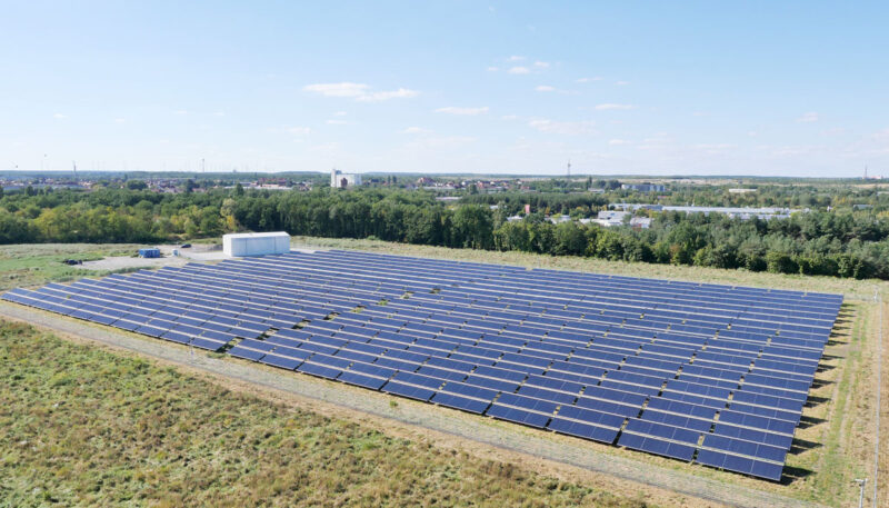 Luftbild der SOlarthermieanlage der Stadtwerke in Senftenberg.