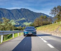 Ein Volkswagen VW ID7 frontal auf einer Bergstraße