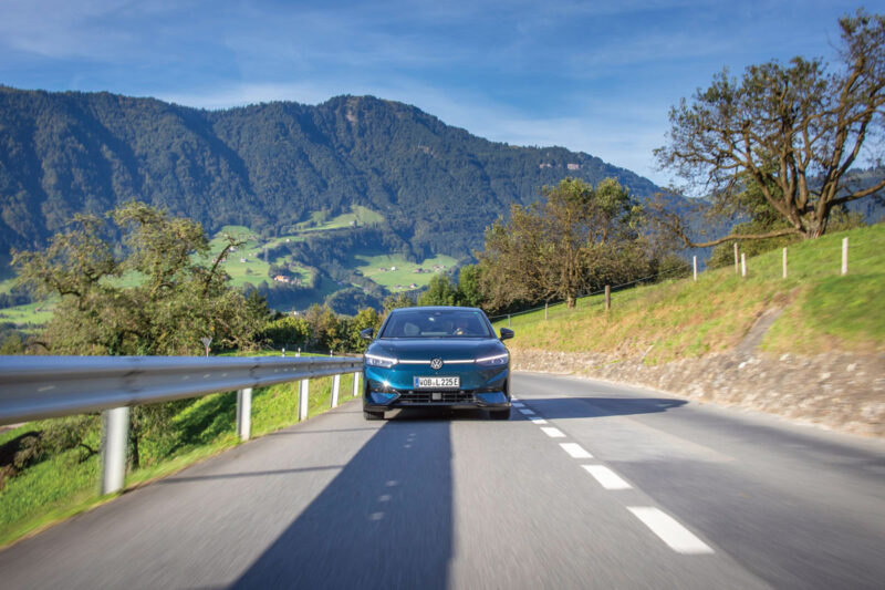 Ein Volkswagen VW ID7 frontal auf einer Bergstraße