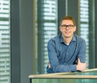 Zu sehen ist Dr. Frank Ortmann, der die Organische Photovoltaik an der TU Dresden erforscht.