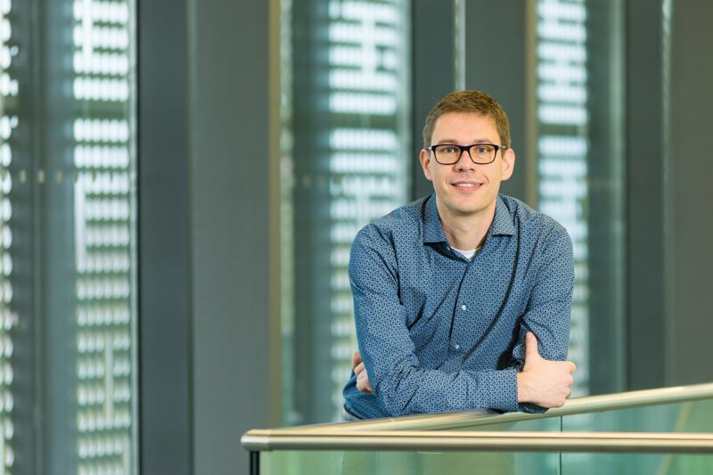 Zu sehen ist Dr. Frank Ortmann, der die Organische Photovoltaik an der TU Dresden erforscht.