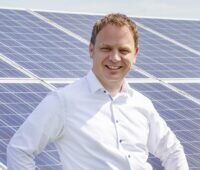 Im Bild Franz-Josef Feilmeier, Gründer und Geschäftsführer von Fenecon, das Unternehmen stellt Neuheiten auf der EES Europe 2024 vor.