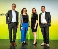 4 Personen auf einer Bühne.