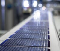 Photovoltaik-Zellstring, fotografiert im Module-TEC, einem Labor des Fraunhofer-Instituts für Solare Energiesysteme (ISE)