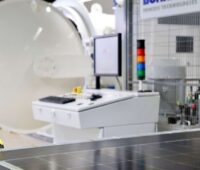 Im Bild PV-Module und eine Vakuumkammer im Photovoltaik-Entwicklungszentrum Module-TEC des Fraunhofer ISE.