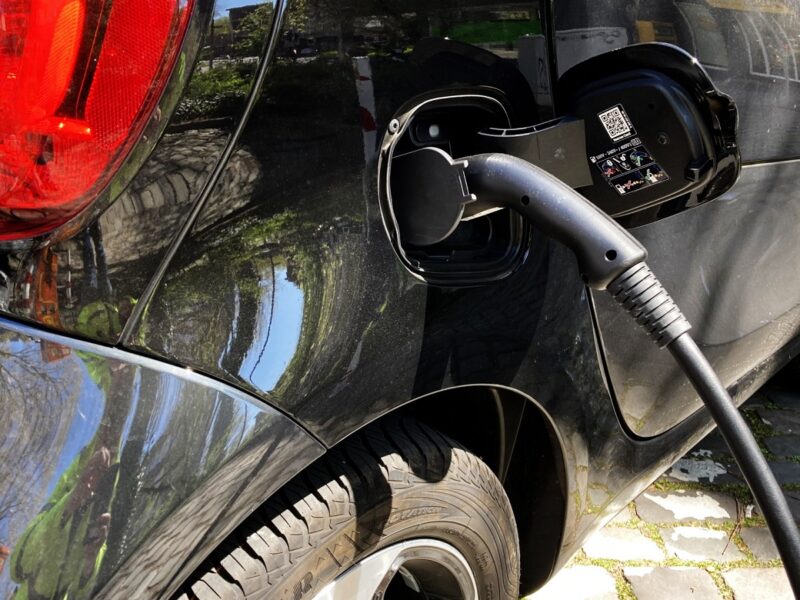 Zu sehen ist ein Elektrofahrzeug beim Laden als Beispiel für die Elektromobilität.