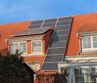 Solarmodule auf einem Schrägdach, bei denen durch einen Gaube ein Teil verschattet wird.