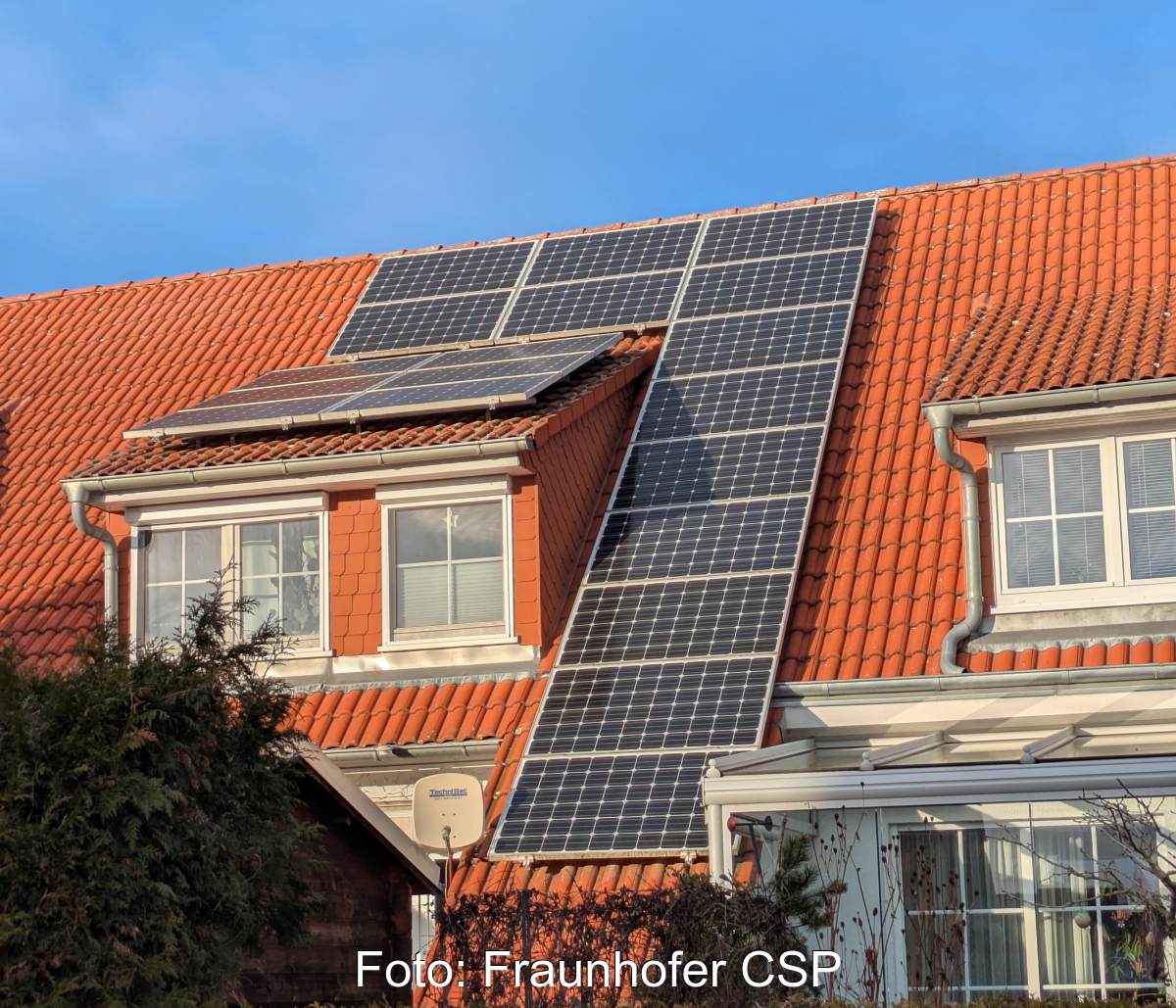 Solarmodule auf einem Schrägdach, bei denen durch einen Gaube ein Teil verschattet wird.