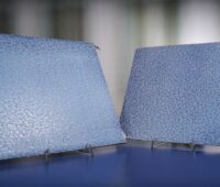 Zwei blaue Fassadenelemente, die sich optisch kaum unterscheiden: eines ist PV aktiv, das andere nicht.