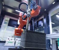 Roboterarm an einem gebrauchten Elektrolysestapel zur Demontage.