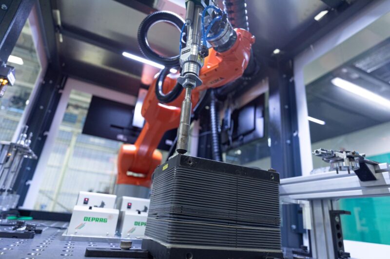 Roboterarm an einem gebrauchten Elektrolysestapel zur Demontage.