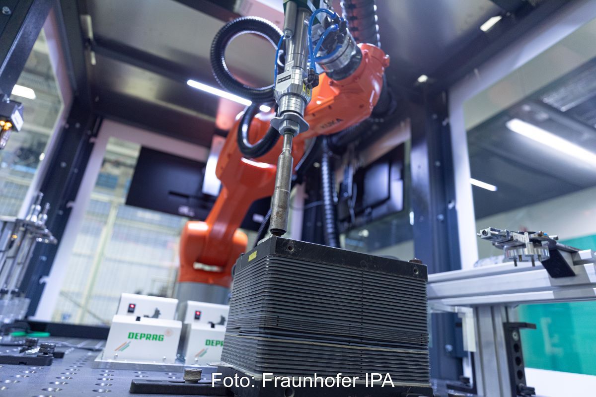 Roboterarm an einem gebrauchten Elektrolysestapel zur Demontage.