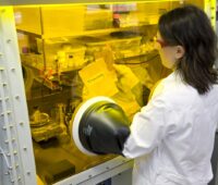 Zu sehen ist eine Forscherin, die im Forschungsprojekt ASTRABAT an neuen Festköperbatterien arbeitet.