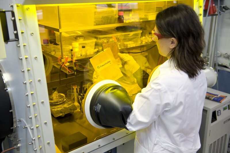 Zu sehen ist eine Forscherin, die im Forschungsprojekt ASTRABAT an neuen Festköperbatterien arbeitet.