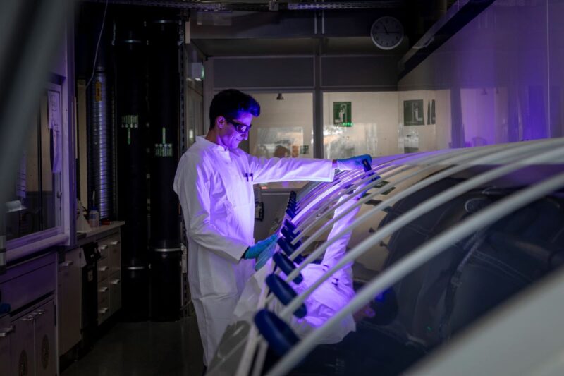 Wissenschaftler an einer Galvanikanlage zur Metallisierung von Solarzellen.