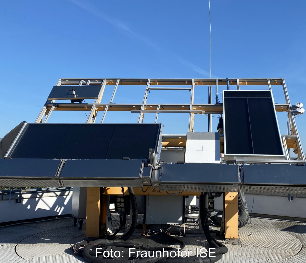 Solarkollektoren im Teststand im Freien beim Fraunhofer ISE.