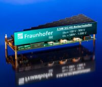 Zu sehen ist der neue verlustarme Hybrid-Wechselrichter für Photovoltaik-Heimspeichersysteme auf Basis von Siliziumkarbid-Komponenten.
