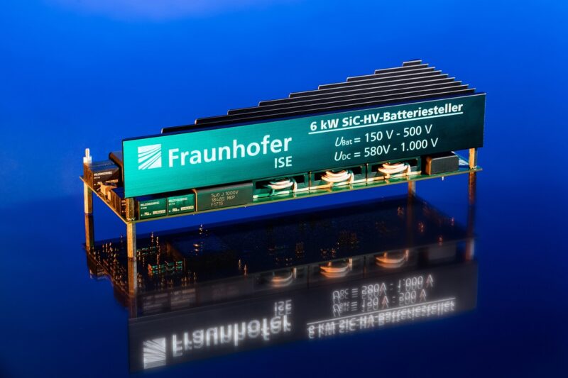 Zu sehen ist der neue verlustarme Hybrid-Wechselrichter für Photovoltaik-Heimspeichersysteme auf Basis von Siliziumkarbid-Komponenten.