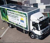Zu sehen ist der E-LKW des Fraunhofer ISE, der mit einer 3,5-kW-Photovoltaik-Anlage ausgestattet ist.