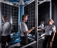 Zu sehen sind Mitarbeitende im CalLab PV Modules des Fraunhofer ISE.