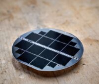 Zu sehen sind mehrere III-V Tandemsolarzellen auf einem Silizium-Substrat. Mit einem solchen Aufbau haben die Forschenden einen Rekordwirkungsgrad für Tandemsolarzellen erzielt.