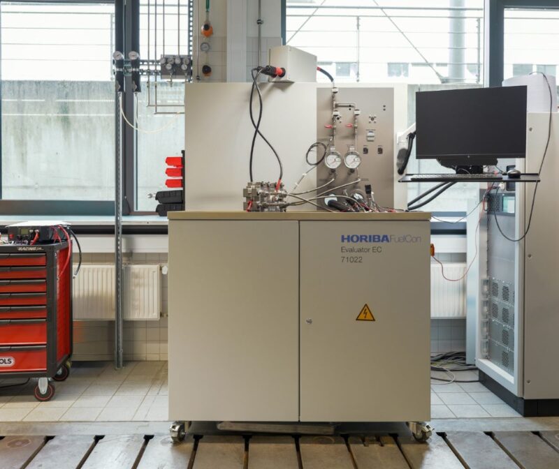 Elektrotechnischer Scharnk zur Prüfung von Elektrolyseur-Komponenten im Labor.