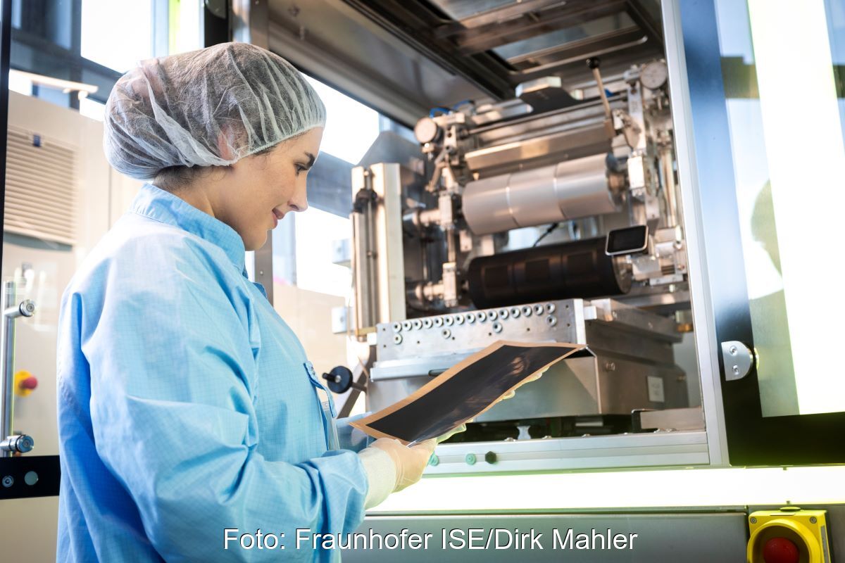 Forscherin betrachtet beschichtete Membran für Brennstoffzellen.