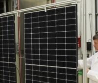 Zu sehen ist ein Forscher, der den LeTID-Test für Photovoltaik-Modul von IBC durchführt.