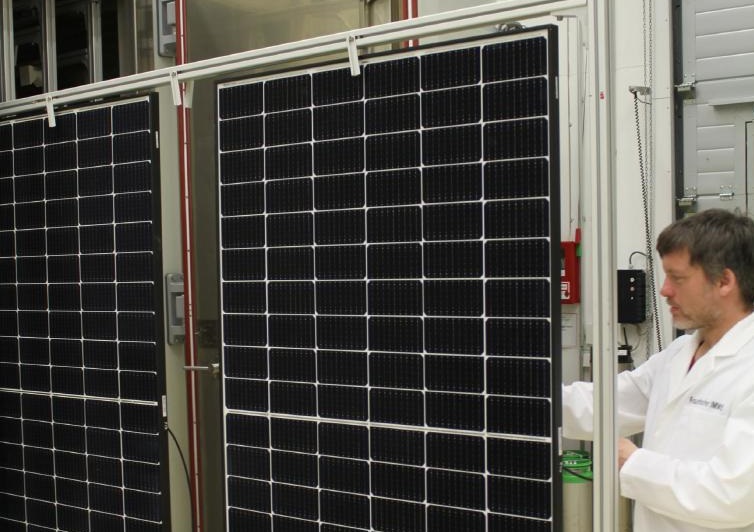 Zu sehen ist ein Forscher, der den LeTID-Test für Photovoltaik-Modul von IBC durchführt.