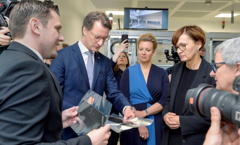 Im Bild Bundesforschungsministerin Bettina Stark-Watzinger und der nordrhein-westfälische Ministerpräsident Hendrik Wüst mit anderen Offiziellen bei der Eröffnung der Fraunhofer FFB PreFab.