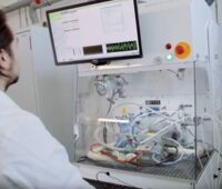 Zu sehen ist ein Elektrolyseteststand, wie es am Fraunhofer Hydrogen Lab Görlitz entstehen wird.