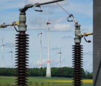 Im Bild der Windpark Kümbdchen und das Umspannwerk, an dem die Forscher:innen die Feldversuche zur Resilienz der Stromversorgung durchgeführt haben.