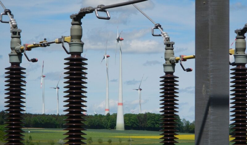 Im Bild der Windpark Kümbdchen und das Umspannwerk, an dem die Forscher:innen die Feldversuche zur Resilienz der Stromversorgung durchgeführt haben.
