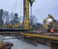 Im Bild Arbeiter mit schwerem Bohrgerät bei der Erkundungsbohrung für die Geothermie im Rheinland.