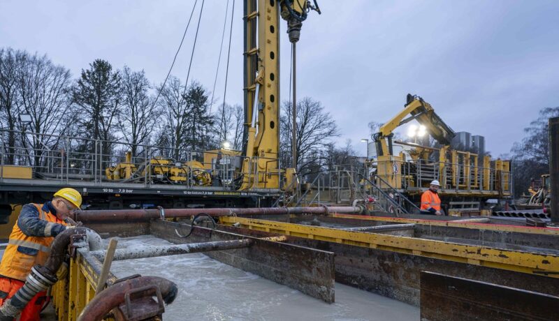 Im Bild Arbeiter mit schwerem Bohrgerät bei der Erkundungsbohrung für die Geothermie im Rheinland.