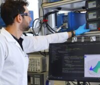 Der Laboraufbau zur computergestützten Echtzeit- Impedanzspektroskopie an einer Lithium-Ionen-Batteriezelle.