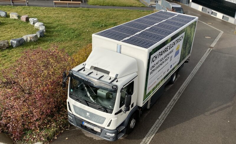 Zu sehen ist der E-LKW mit integrierter Photovoltaik, den das Fraunhofer ISE entwickelt hat.