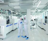 Im Bild das Produktionslabor des Fraunhofer ISE, in dem Forscher:innen Produktionsprozesse für TOPCon-Solarzellen entwickeln und optimieren.