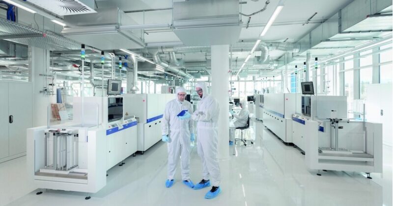 Im Bild das Produktionslabor des Fraunhofer ISE, in dem Forscher:innen Produktionsprozesse für TOPCon-Solarzellen entwickeln und optimieren.