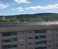Im Bild die Photovoltaik-Anlage in Karlsruhe-Durlach, die sich gut mit Wärmepumpen im Geschosswohnungsbau kombinieren lässt.