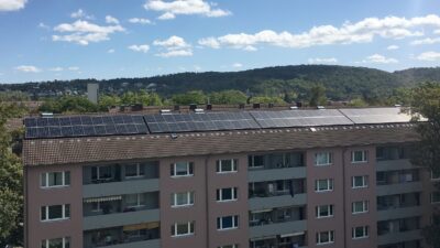 Im Bild die Photovoltaik-Anlage in Karlsruhe-Durlach, die sich gut mit Wärmepumpen im Geschosswohnungsbau kombinieren lässt.