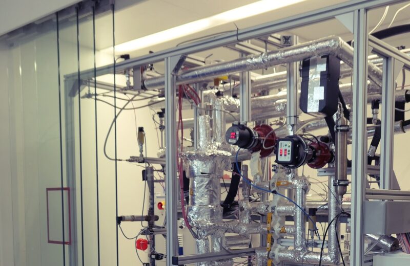 In einer Miniplant am Thyssenkrupp-Standort in Duisburg haben Forscher:innen des Fraunhofer ISE erstmals die Methanolsynthese aus Hochofengas im Langzeitbetrieb erprobt.